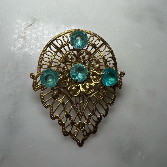 Vintage Gold Filigree Brooch with Aqua Stones – Ornate Statement Piece - Picture 4 of 4